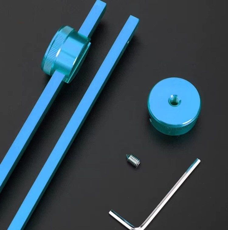 Blauer Aluminium-Winkelmesser mit Schraube und Inbusschlüssel auf schwarzem Hintergrund.