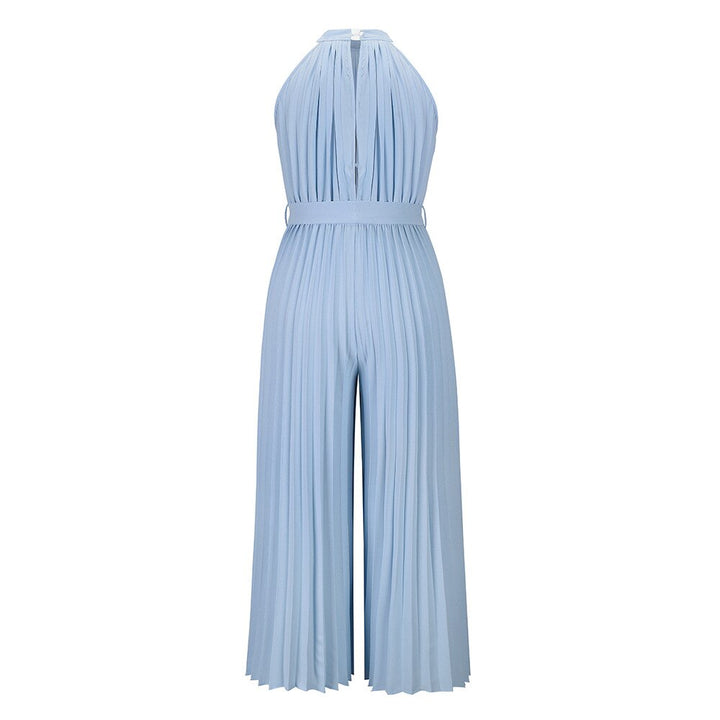 Hellblauer, plissierter Jumpsuit aus Polyester, ärmellos, mit weitem Bein und Halterneck.