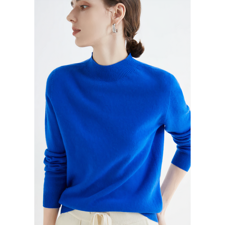 Frau in blauem Kaschmirpullover, elegantes Design, Herbstmode, Damenbekleidung, seitliches Profil.