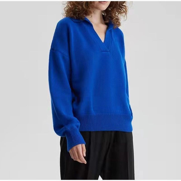 Frau in blauem Pullover mit V-Ausschnitt, lässig, modisch, Herbstmode, Damenbekleidung.
