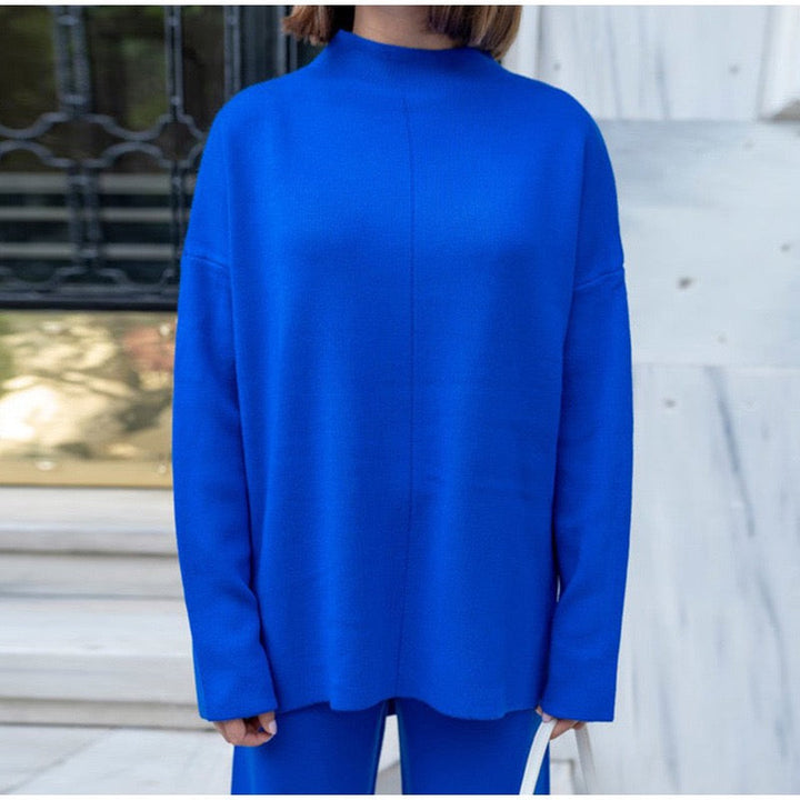 Frau in blauem Oversize-Pullover und Hose, Herbstmode, eleganter Look, Streetstyle.