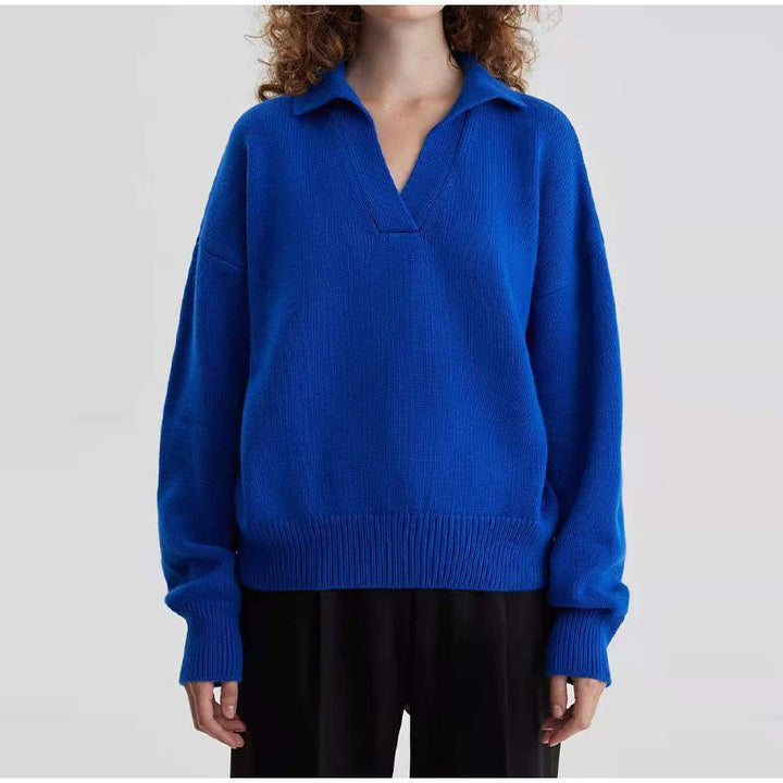 Frau in blauem Pullover, V-Ausschnitt, langärmelig, lässig, Strickmode, Herbstkleidung.