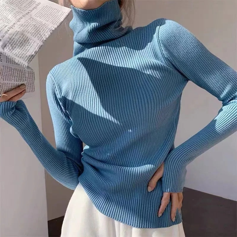 Damen Rollkragenpullover blau gerippt, langärmelig, modisch, Herbstmode, Strickware.