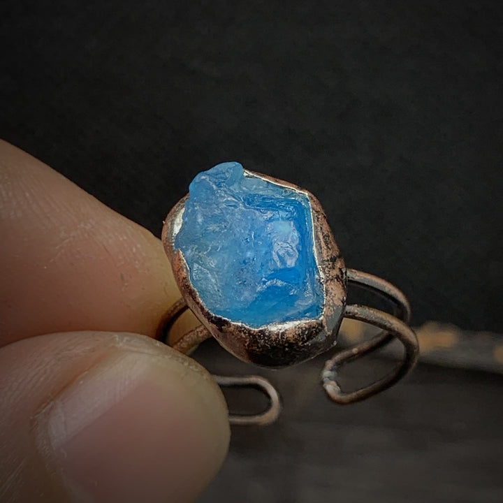 Rohstein-Ring mit blauem Kristall, handgefertigt, Kupferfassung, einzigartiger Schmuck.
