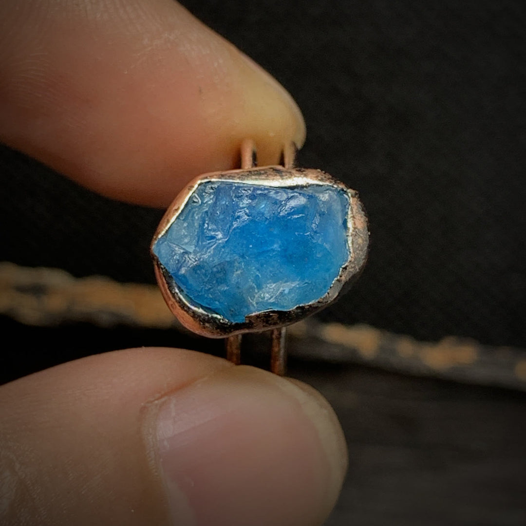 Blauer Rohstein-Ring, handgefertigt, Kupferfassung, einzigartiger Schmuck, Nahaufnahme.
