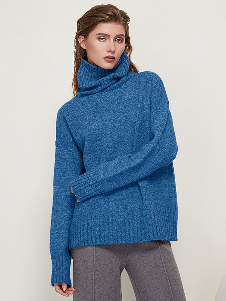 Frau in blauem Rollkragenpullover aus Wolle, modisch, bequem, Herbstmode.