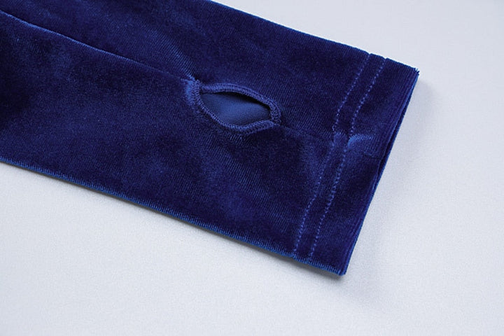 Blauer Samtärmel mit Daumenloch, weicher Stoff, modisches Design, bequem und stilvoll.