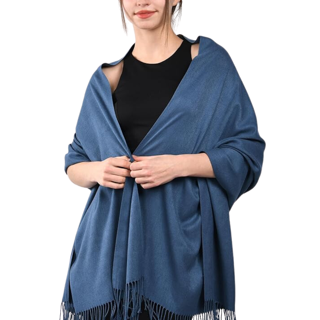 Frau mit blauem Schal aus Wolle, elegant, modisch, ideal für Herbst und Winter.
