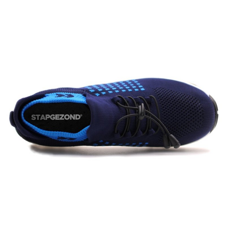 Blauer Sneaker aus Mesh, atmungsaktiv, mit Schnürsenkeln, ideal für Sport und Freizeit.