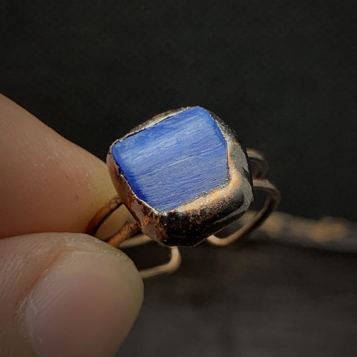 Blauer Edelsteinring mit Kupferfassung, handgefertigt, rustikales Design, Schmuckaccessoire.