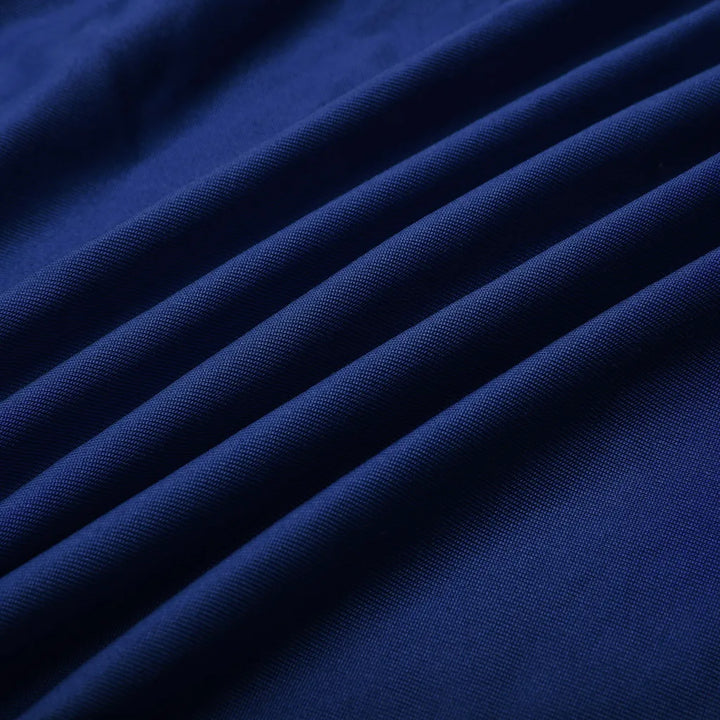 Dunkelblauer Baumwollstoff, weiche Textur, Falten, hochwertiges Material für Bekleidung.