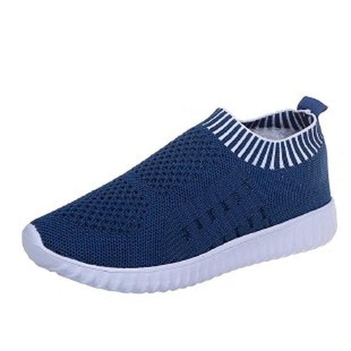 Blauer Sneaker aus Strickstoff, atmungsaktiv, mit weißer Sohle, ideal für Freizeit und Sport.
