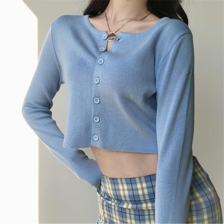 Damen Strickjacke blau, langärmelig, Knopfleiste, modisch, Herbstmode, Freizeitkleidung.