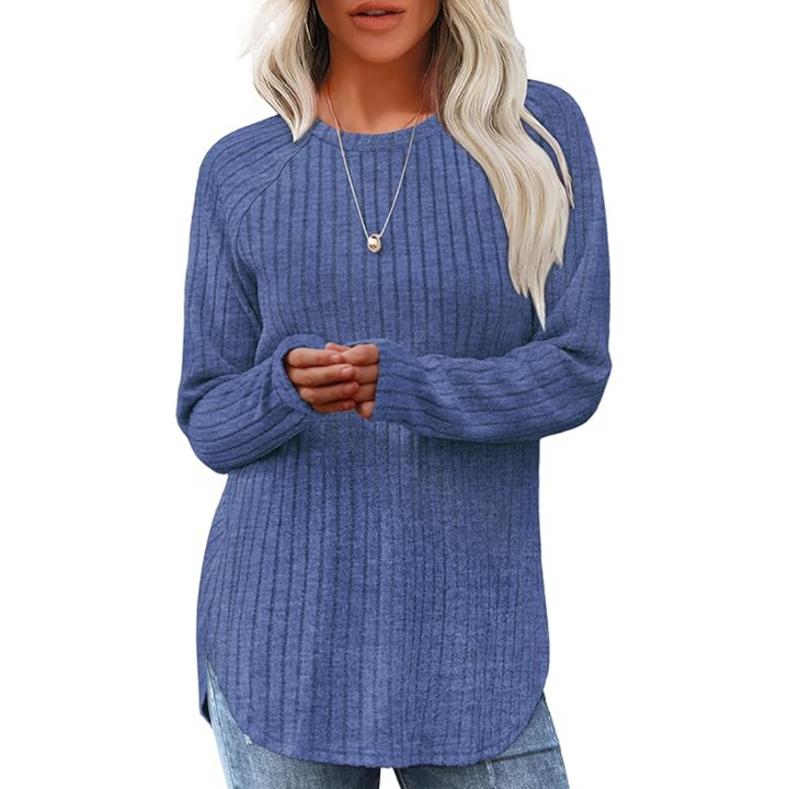 Frau in blauem Strickpullover, Langarm, Rundhals, lässig, modisch, Herbstmode, Damenbekleidung.