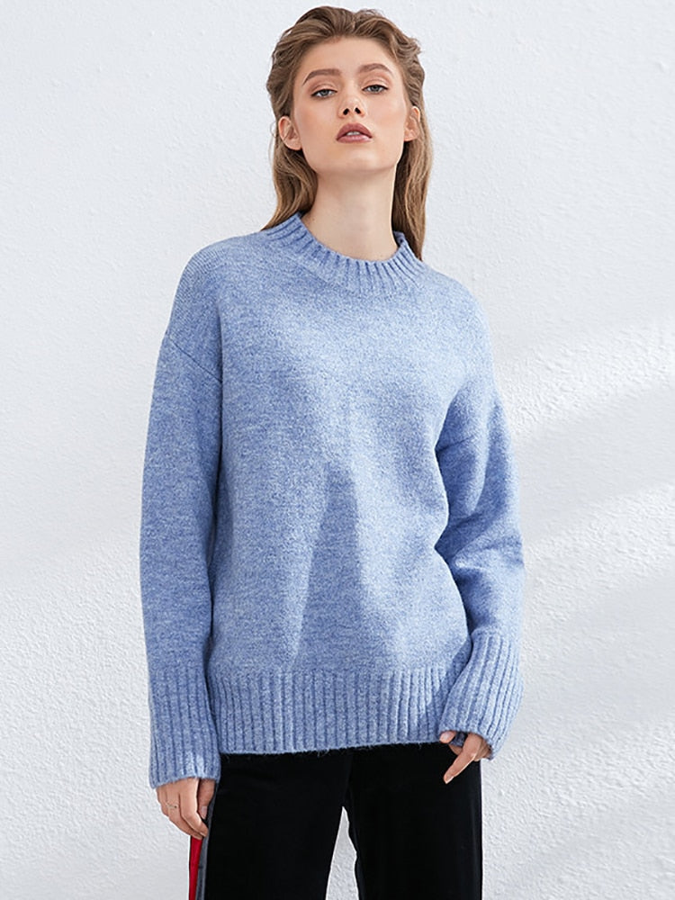 Frau trägt blauen Strickpullover, lässig, warm, modisch, Damenmode, Herbst/Winter-Outfit.