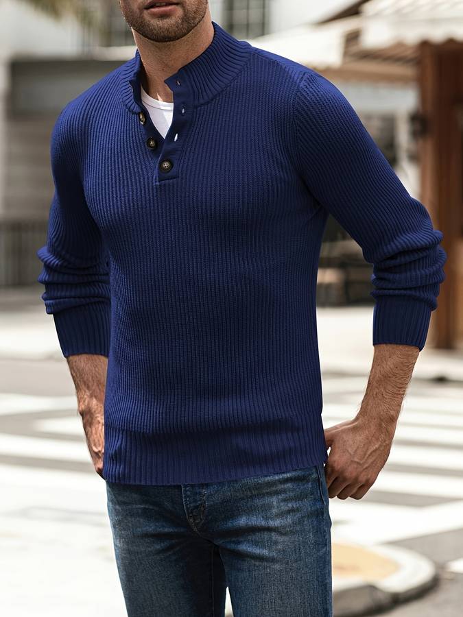 Mann in blauem Strickpullover mit Knopfleiste, lässig, modisch, draußen, Herbstmode.