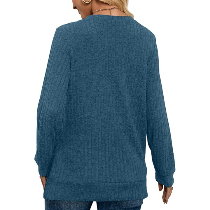 Frau in blauem Strickpullover, Rückansicht, lässige Damenmode, Herbstbekleidung.