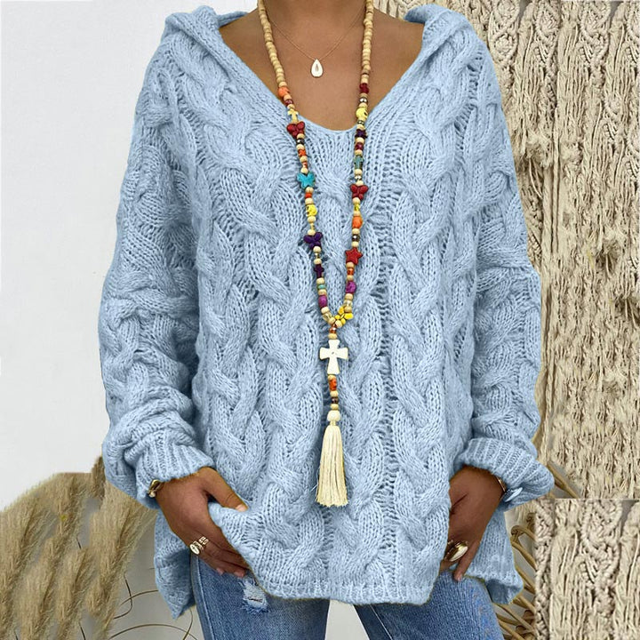 Damen Pullover Zopfmuster hellblau, Strick, lässig, Herbstmode, mit bunter Halskette.
