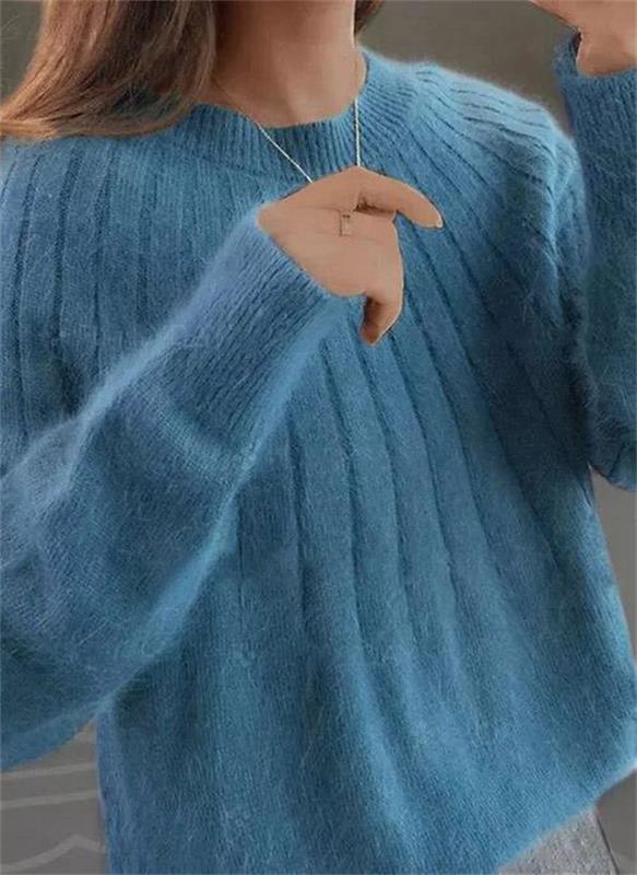 Frau trägt blauen Strickpullover aus Wolle, modisch, warm, Herbstmode, Damenbekleidung.