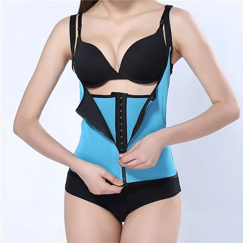 Frau trägt blauen Neopren-Taillentrainer mit Reißverschluss, Fitness, Shapewear, Sportbekleidung.