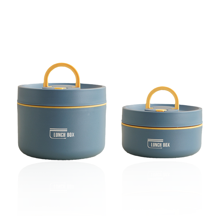 Zwei blaue Lunchboxen mit gelbem Griff, stapelbar, auslaufsicher, für Mahlzeiten unterwegs.