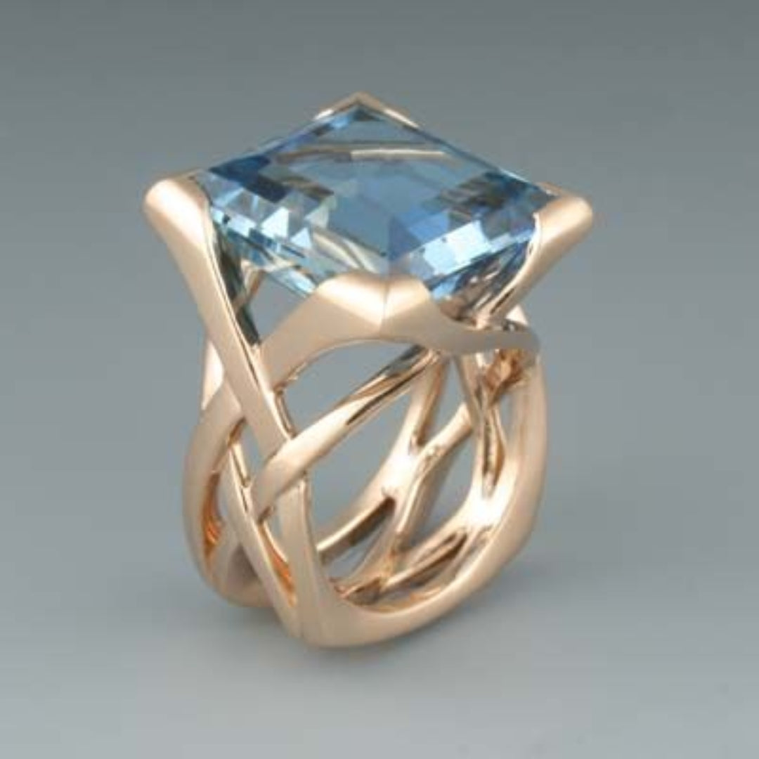 Goldring mit großem, rechteckigem blauen Edelstein, elegantes Design, Schmuck für Damen.