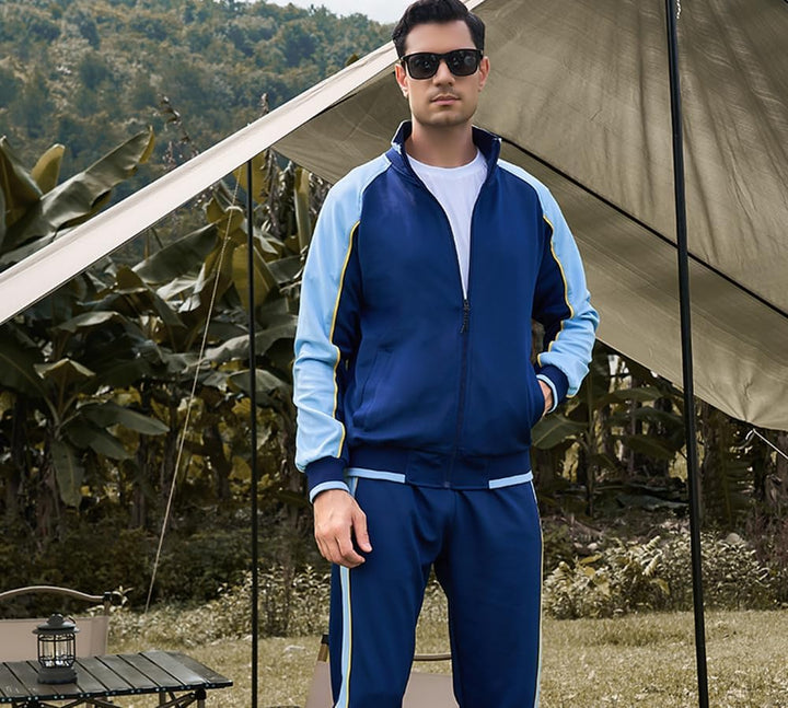 Mann in blauem Trainingsanzug mit Reißverschluss, Outdoor, sportlich, Freizeitkleidung.
