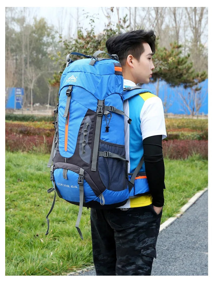 Mann mit blauem Wanderrucksack im Freien, großer Trekkingrucksack, Outdoor-Ausrüstung.
