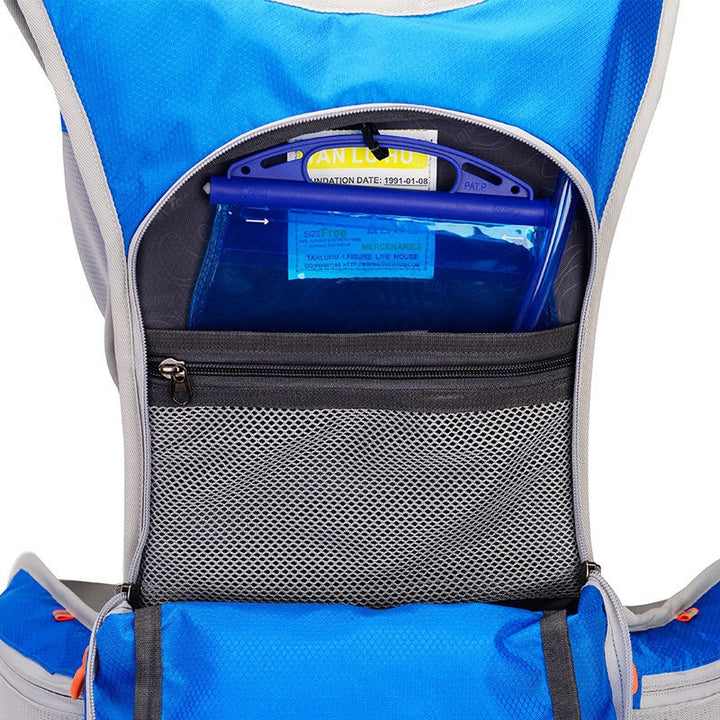 Blauer Rucksack mit offenem Fach, grauem Netzfach und transparentem blauen Beutel.