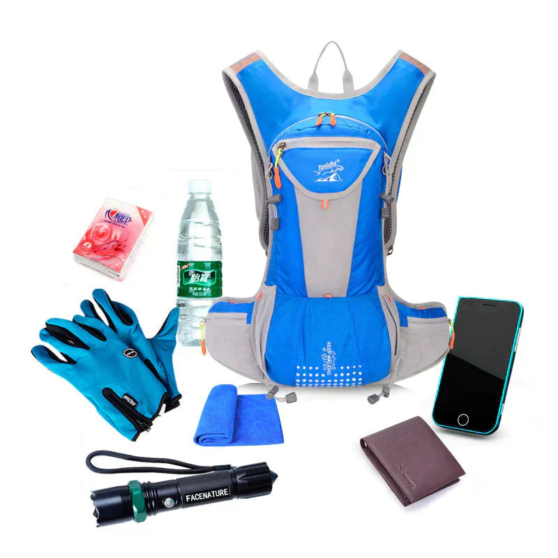 Blauer Wanderrucksack mit Zubehör: Handschuhe, Wasserflasche, Taschenlampe, Smartphone, Geldbörse.