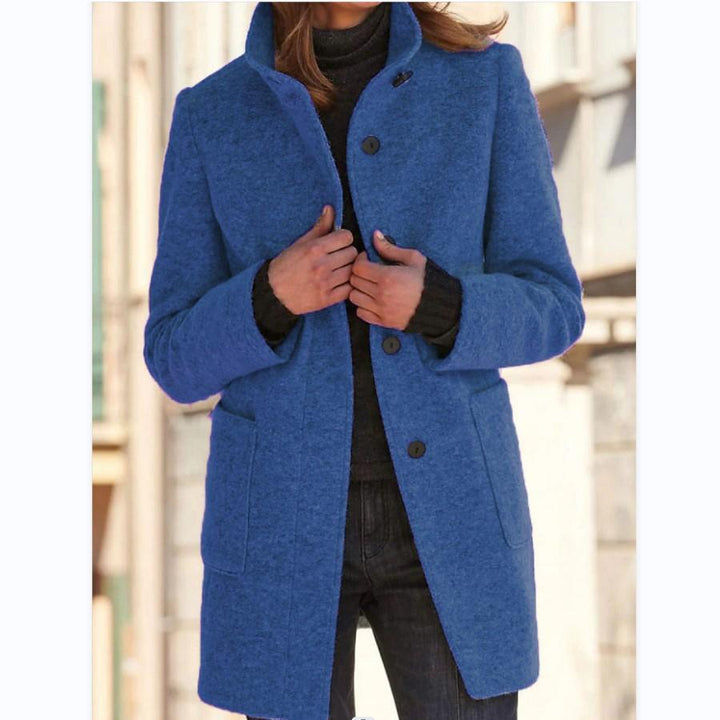 Frau in blauem Wollmantel, Herbstmode, eleganter Damenmantel, Outdoor-Bekleidung.
