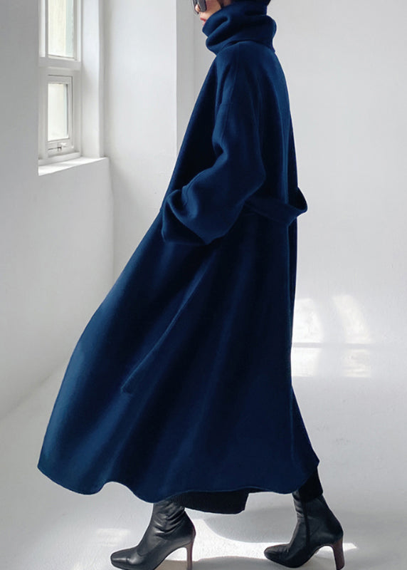 Damen blauer Wollmantel mit Bindegürtel, lange Ärmel, elegantes Design, Wintermode.