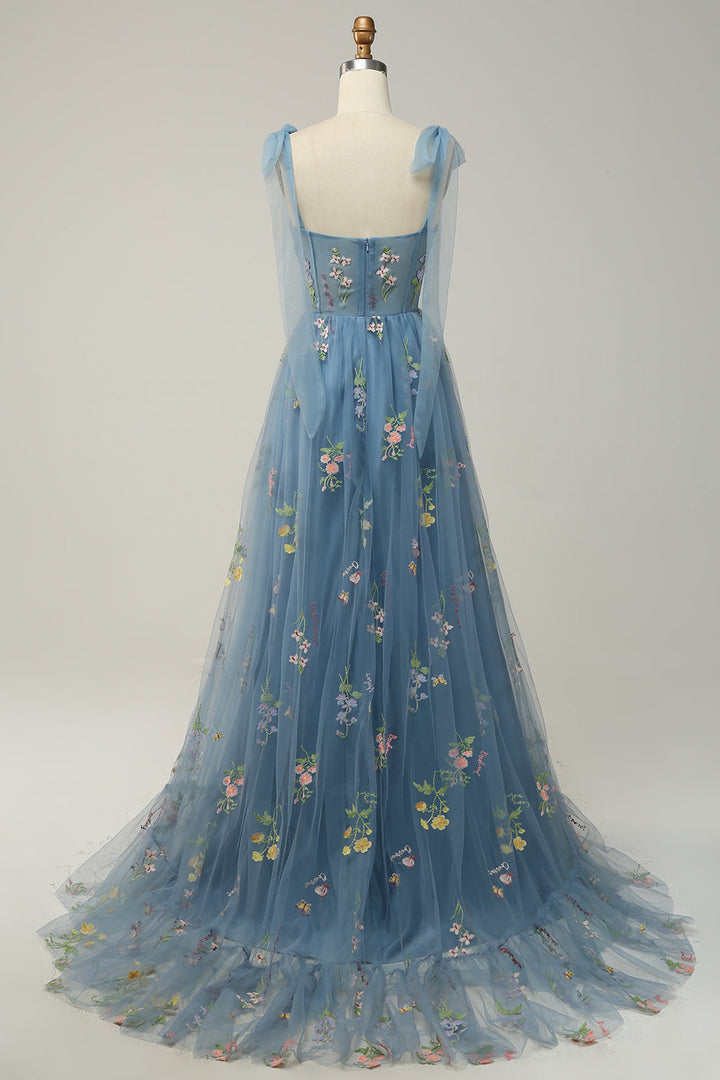 Blaues Abendkleid mit Blumenstickerei, Tüll, ärmellos, bodenlang, elegantes Design.