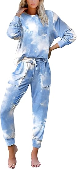 Frau in blauem Batik-Sweatshirt und Jogginghose, Freizeitanzug, bequem, modisch.