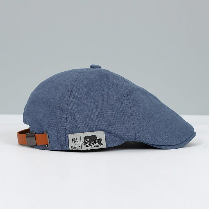 Blaue Schiebermütze aus Baumwolle mit Lederband, Herrenmode, stilvoll, klassisch, Accessoire.