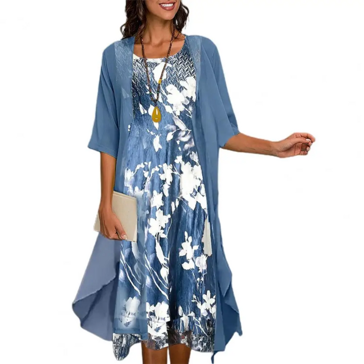 Frau in blauem Blumenkleid mit Cardigan, Sommermode, lässiger Stil, Accessoires, Handtasche.