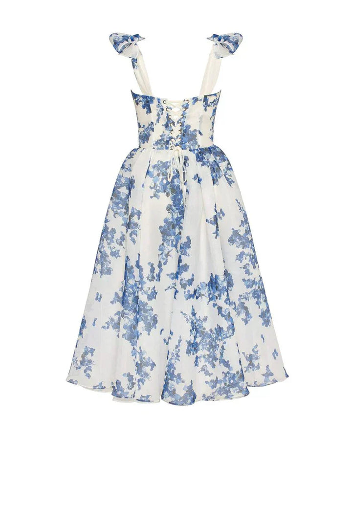 Blaues Blumenkleid mit Trägern, elegantes Design, Sommermode, Damenbekleidung, knielang.