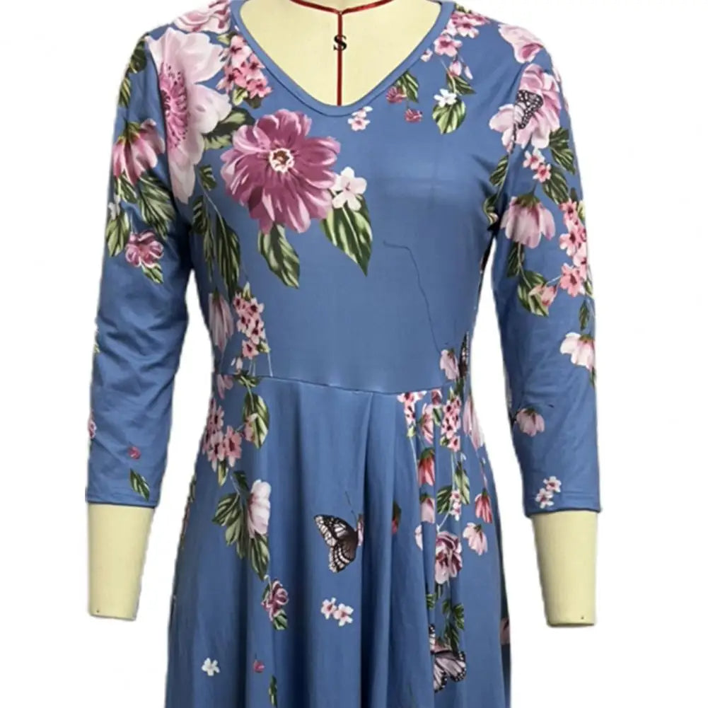 Blaues Damenkleid mit Blumenmuster und Schmetterlingen, V-Ausschnitt, 3/4-Ärmel.