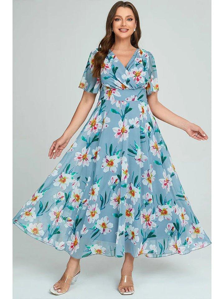 Frau in blauem, geblümtem Maxikleid, lächelnd, Sommermode, elegantes Design, Freizeitkleidung.