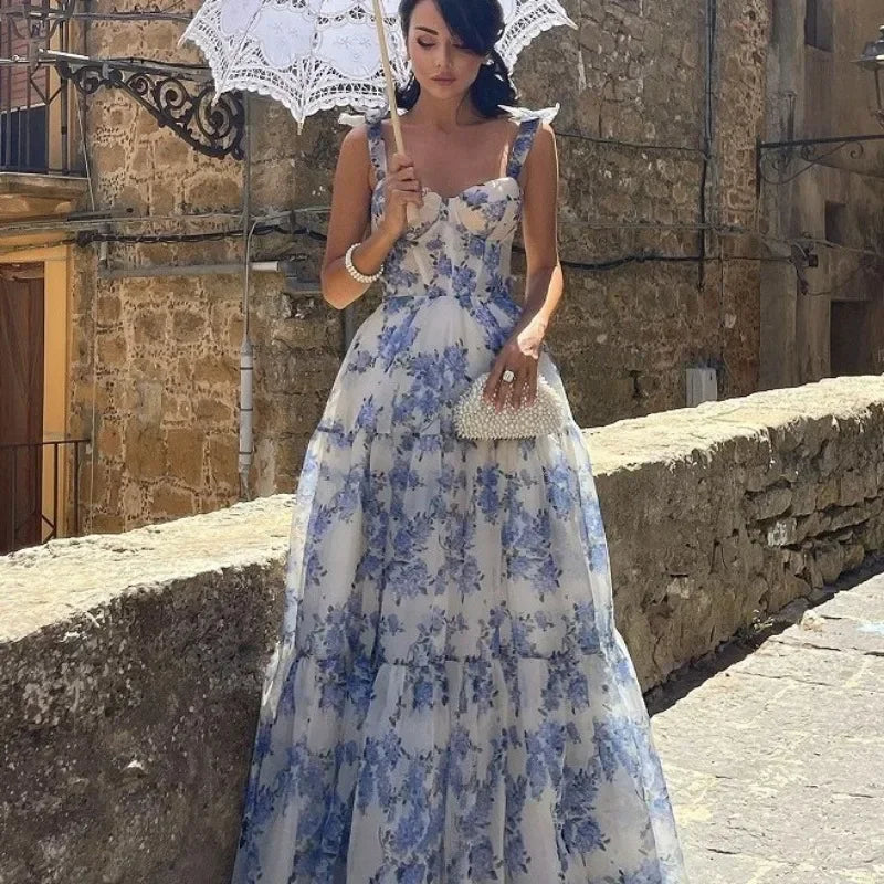 Elegantes blau-weißes Abendkleid mit Blumenmuster, Pailletten und langer Schleppe für Damen.