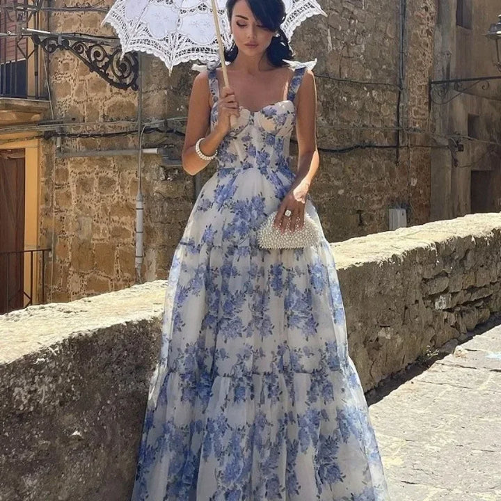 Elegantes blau-weißes Abendkleid mit Blumenmuster, Pailletten und langer Schleppe für Damen.