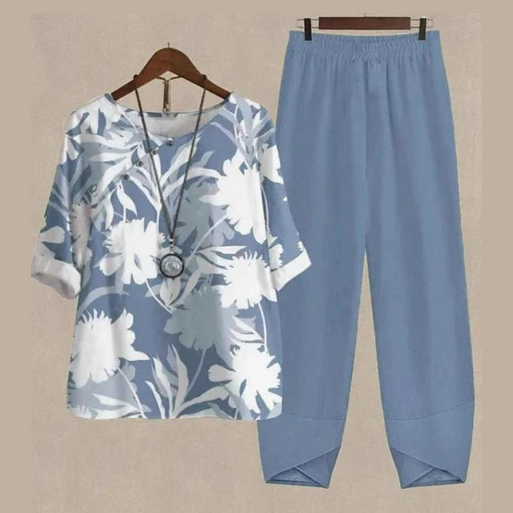 Damen Sommeroutfit, blau-weißes Blumenmuster, Kurzarmbluse und Hose, lässig, bequem.