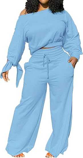 Frau in hellblauem Freizeitanzug, schulterfrei, mit weitem Bein und Kordelzug, modisch.