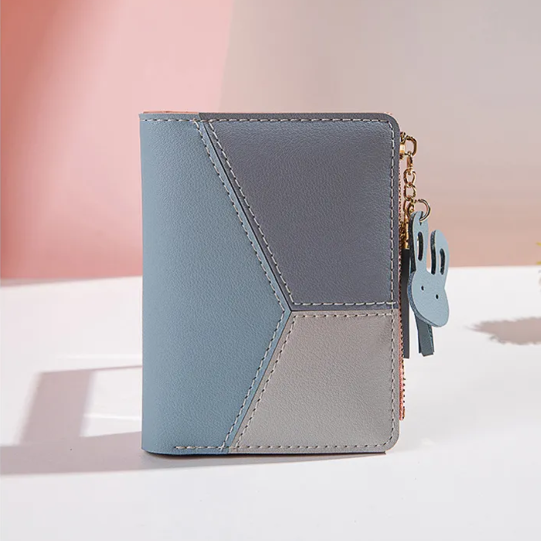 Blaue Damen-Geldbörse aus Leder mit geometrischem Design und Hasenanhänger.