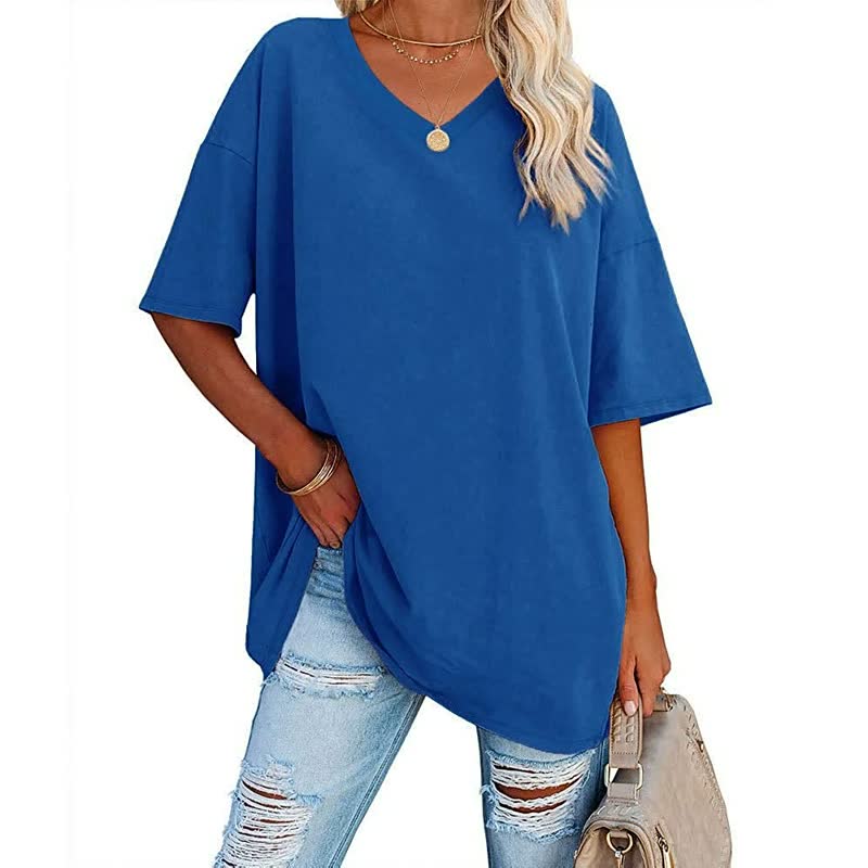 Frau in blauem Oversize-T-Shirt und zerrissenen Jeans, modisch, lässig, Sommerkleidung.