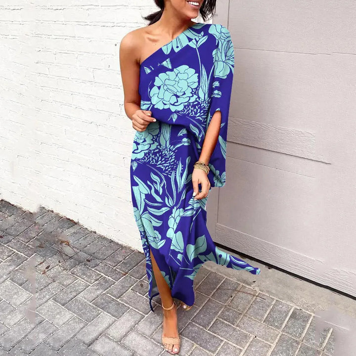 Frau im blauen, schulterfreien Blumenkleid, Sommermode, elegantes Design, draußen.