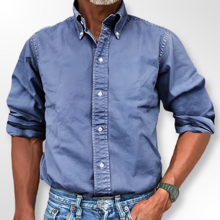 Mann in blauem Button-Down-Hemd, Jeans, lässiger Stil, Mode für Herren, Freizeitkleidung.