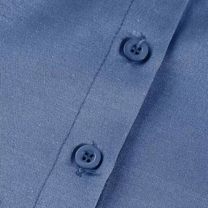 Blaues Hemd aus Baumwolle mit Knopfleiste, elegantes Design, hochwertige Herrenmode.