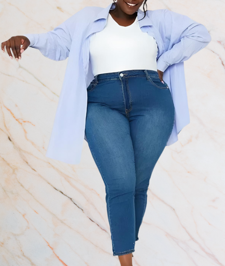 Frau in blauer Jeans und weißem Top, hellblaues Hemd, lässige Mode, Marmorhintergrund.