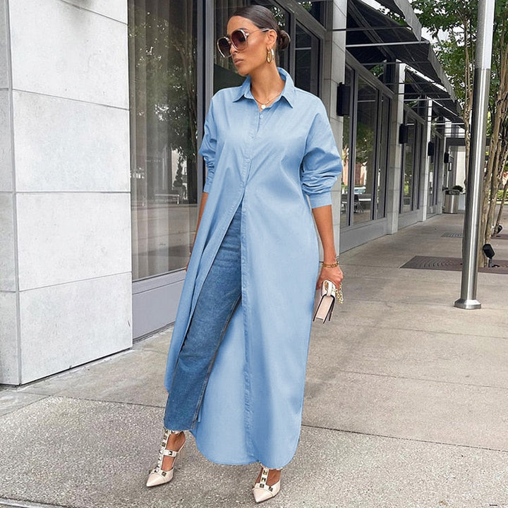 Frau in hellblauem Hemdkleid und Jeans, Sonnenbrille, High Heels, städtische Straße.